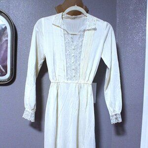 Delicate and Romantic Vintage White Dress (Size XS)